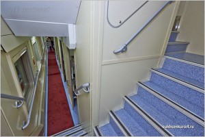 Лестница на второй этаж поезда